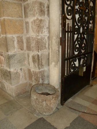 kropielnica - przy wejściu z kruchty do przedsionka kościoła, przypomnę iż kościół z XII wieku.