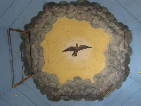 kopuła nad nawą, ośmioboczna - od zewnątrz z pełnymi latarniami, pobita blachą.