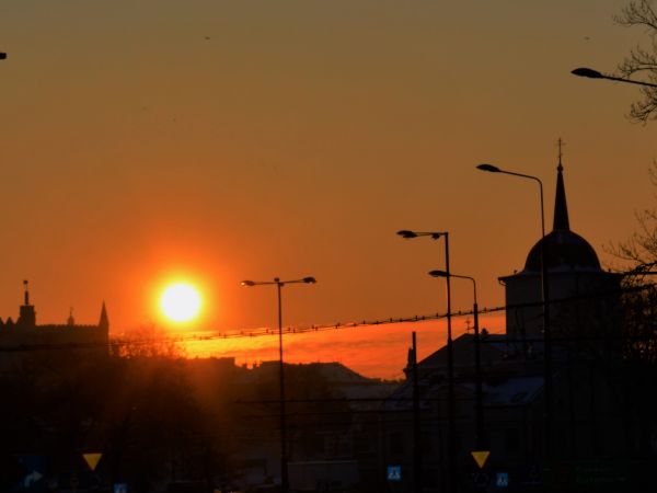 Zachodzące styczniowe Słońce.