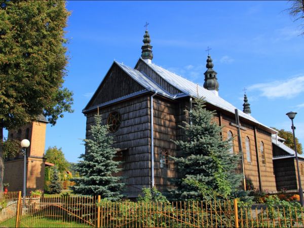 Sanok - Olchowce - Cerkiew Wniebowstąpienia Pańskiego w Olchowcach . Od roku 1948 budynek byłej cerkwi jest siedzibą kościoła oraz parafii rzymskokatolickiej pw