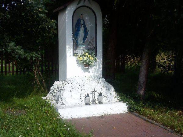 Sosnowiec-Dańdówka. Kapliczka przydrożna koło Kościoła pw.św. Stanisława Biskupa Męcznennika.