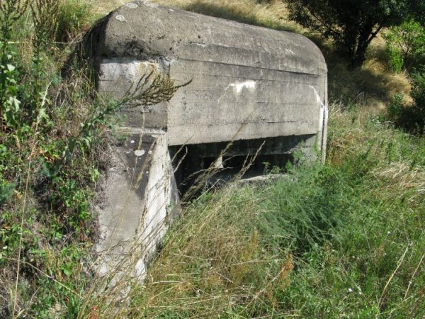 Schron nr 1 Armii "Pomorze" z 1939r. Położony jest tuż za domkiem dróżnika, w stoku górki - przy linii kolejowej Bydgoszcz - Nakło n. Not. Widok od strony strze
