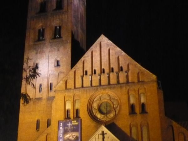 Konkatedra późno wieczorem.