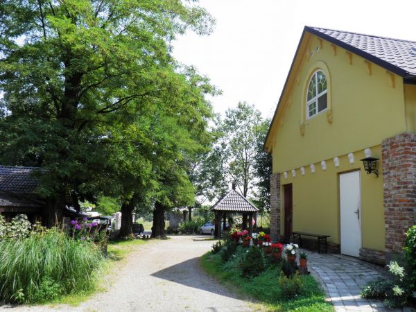 Dwór szlachecki i park wokół niego z XVII wieku w Boratynie k. Jarosławia. Obecnie mieści się tam piękna restauracja i winiarnia oraz hotel.