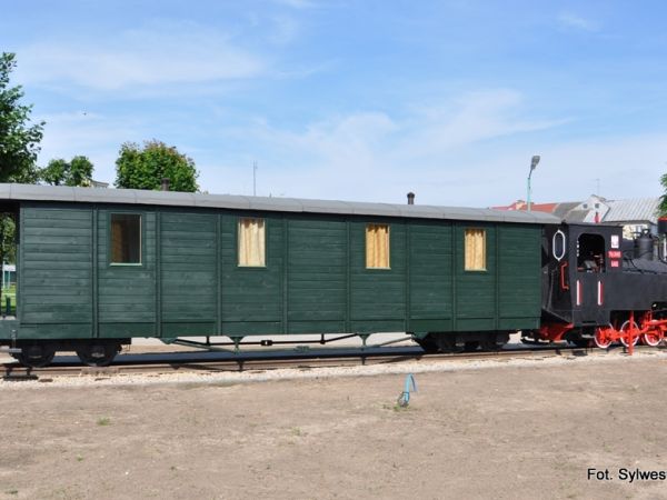 Kolno - Kolej wąskotorowa w Kolnie została zbudowana przez Niemców w 1915 r.  Obsługiwała trasę z Kolna do Myszyńca przez 57 lat. Została zlikwidowana w 1972 r.