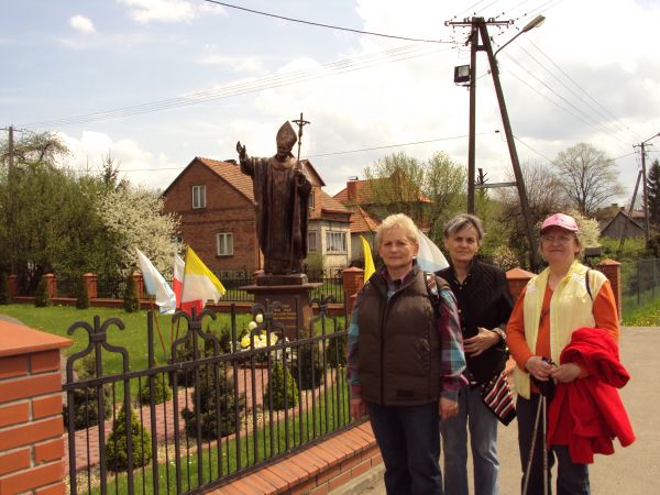 przed / obok: pomnika św. Karola Wojtyły, papieża Jana Pawła II - a ten krzyż, co wznosi to przypomina kształtem / formą przekazu ten w niedalekiej m. Stefkowa