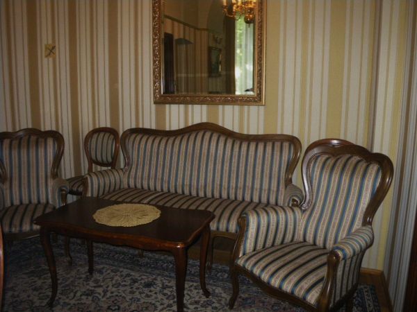 Pałac w stylu neogotyckim z 1840 r. wybudowany przez rodzinę von Belowów, po II wojnie światowej zaadaptowany na szkołę rolniczą, obecnie luksusowy hotel (Zamek