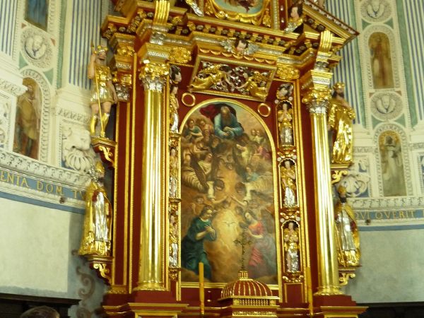 Jedna z najpiękniejszych rezydencji pałacowych w Polsce. Położona 10 km na południe od Przemyśla.  Zamek - pałac powstał w XVI wieku.  Przez kolejne lata rozbud