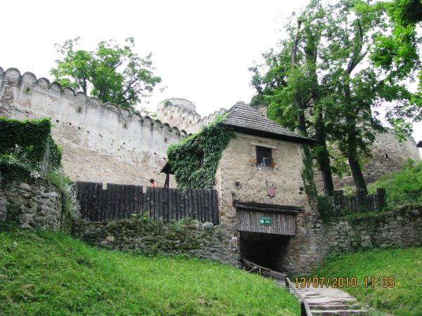 Brama wejściowa na zamek Chojnik.