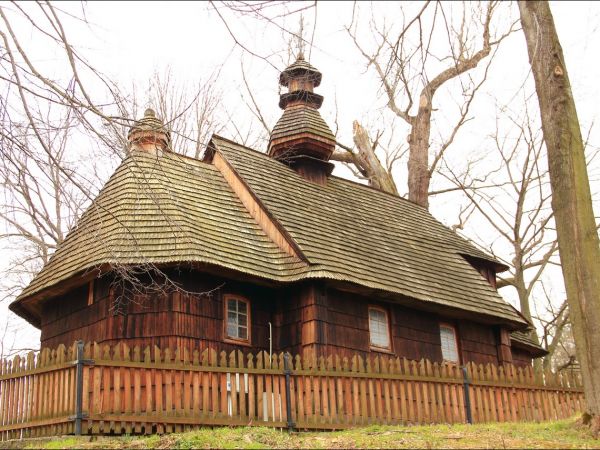 Drewniana cerkiew greckokatolicka p.w. Narodzenia NMP w Łodzinie. Zbudowana w 1743 roku. Obecnie filialny kościół rzymskokatolicki .