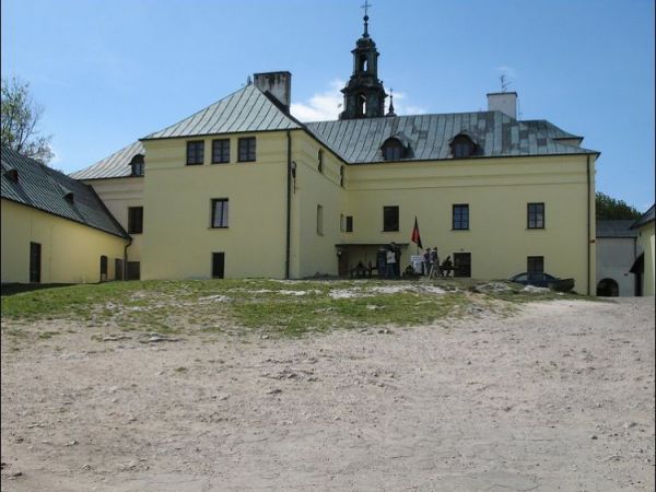 Na szczycie wzniesienia Karczówka znajduje się zabytkowy zespół klasztorny ufundowany przez biskupa krakowskiego Marcina Szyszkowskiego, jako wotum wdzięczności