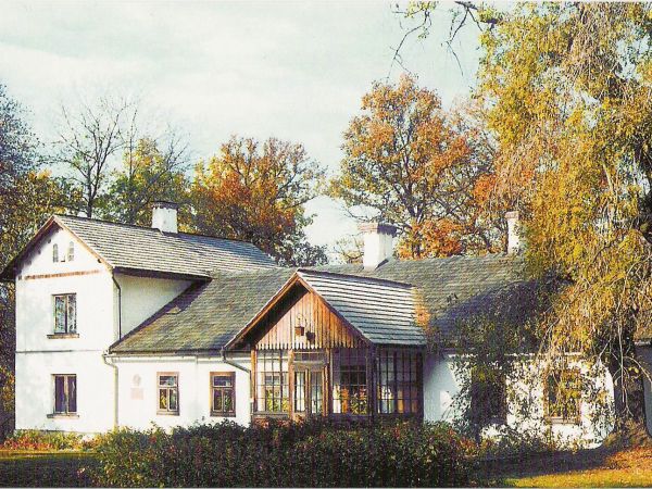 ze zbiorów prywatnych: z materiałów promujących muzeum. W Sanoku p. B.Ł. - niestrudzony filokartysta na wydanej przez siebie pocztówce /jednej z wielu/ przedsta