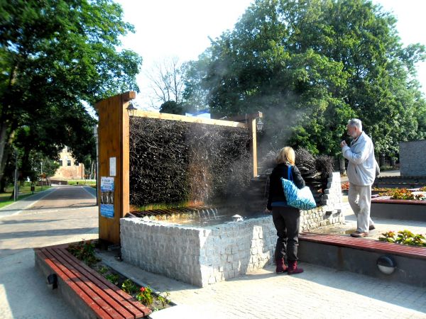 Uniejowska tężnia z gorącą solanką.