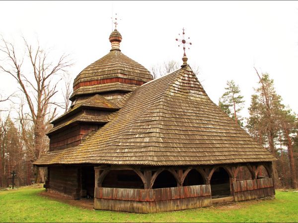 Drewniana cerkiew p.w. Wniebowstąpienia Pańskiego z 1659 r., usytuowana na wzgórzu Dębnik - Dubnyk (344 m n.p.m.), wznoszącym się ponad doliną Sanu.