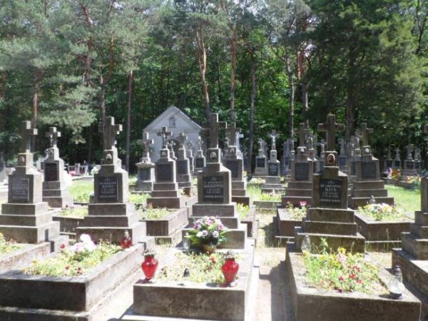 cmentarz przyklasztorny OO. Bernardynów - tu na polanie leżajskich borów,  z dala od zgiełku czasów współczesnych, w ciszy i spokoju - spoczywają snem wiecznym,