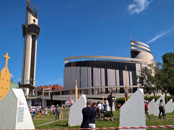 Spowiedź w wielu językach ,spowiadał też Ojciec Św. Franciszek w Bazylice Bożego Miłosierdzia.ŚDM.