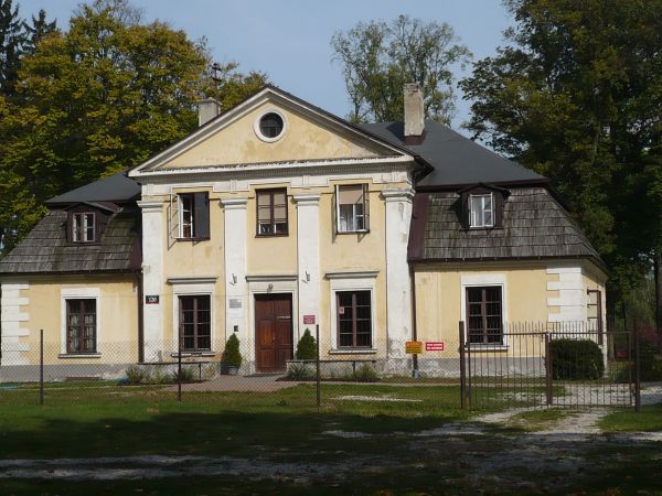 To dawny dwór,zniszczony w 1948r.Odbudowany obecnie mieści się plebania kiedyś było tu muzeum Henryka Sienkiewicza ,właśnie tu na prośbę Maryni Szetkiewicz Henr