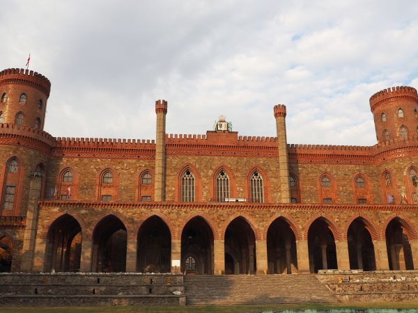 fasada główna z narożnymi basztami Pałacu Marianny Orańskiej.