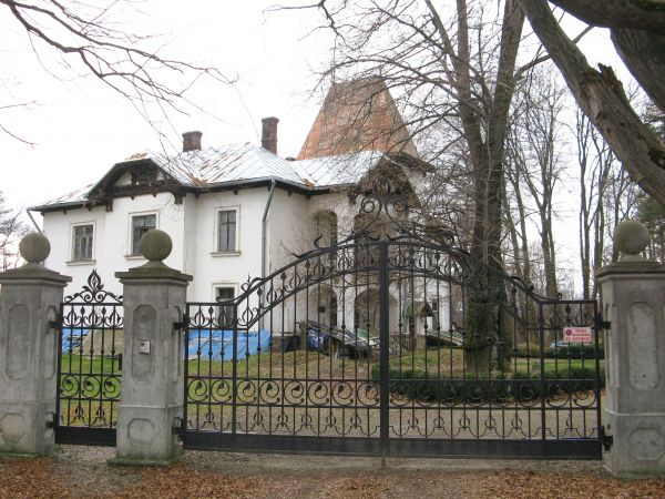 pałac, XIXw. - na rzucie litery L, przy fasadzie wieża i loggia, brama główna - wyposażona współcześnie, ogrodzenie pełne.