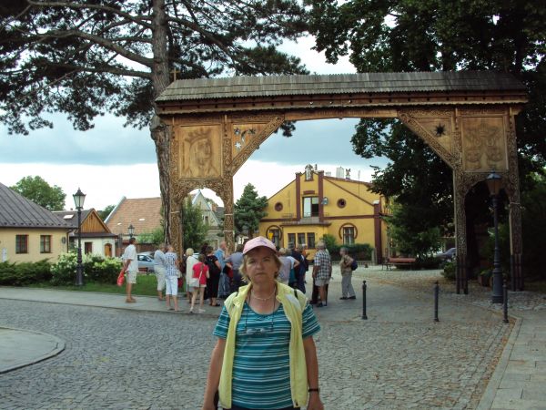 przed : "Brama Szeklerska" - w arkadach: św. Kinga i tarcze herbowe możnowładców Węgier i Polski, zbratanych sojuszem wspólnej królowej i orędowniczki - przed z