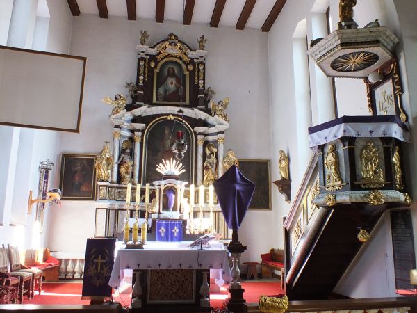 Wnętrze kościoła ołtarz