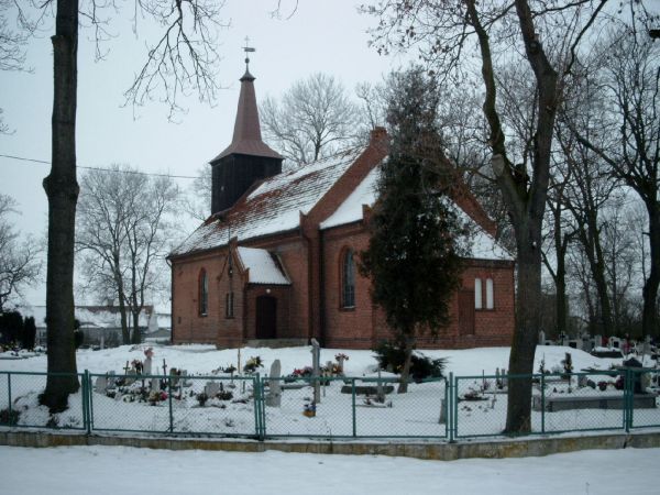 Kościół w Lasowicach zimą