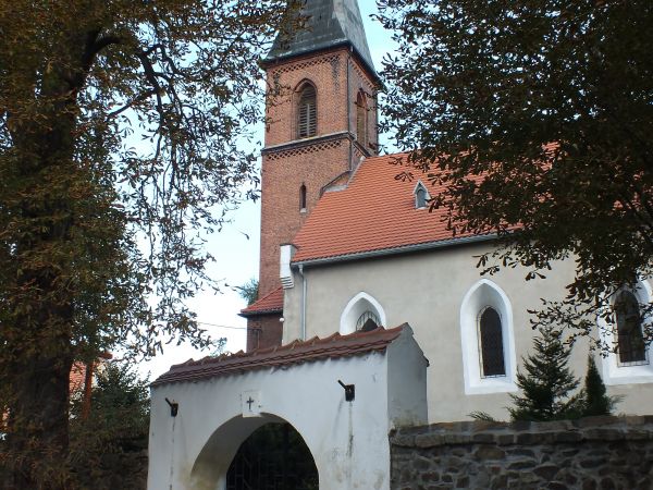 kościół p.w Św.Marcina z XVI w przebudowany na przełomie XIX i XX w