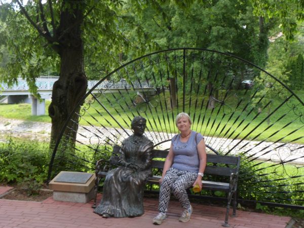 ławeczka Anny Potockiej z Działyńskich, polecam galerię m. Rymanów - tam opisy dworu, drogi na Kalwarię, na cmentarzu.