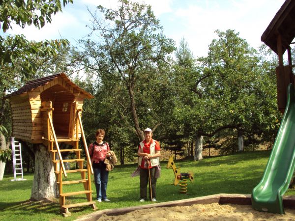 w gospodarstwie agroturystycznym - na terenie przysiółka Równie, ileż tam zwierząt, egzotycznego ptactwa, ubogacenia w infrastrukturę dla dzieci kierowaną ale i