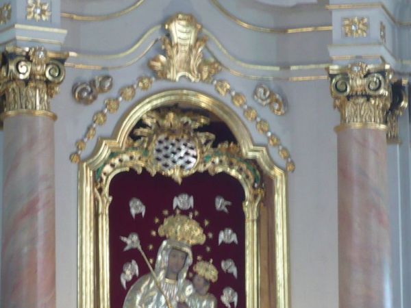 W ołtarzu głównym obraz Matki Bożej Szkaplerznej z 1693r.