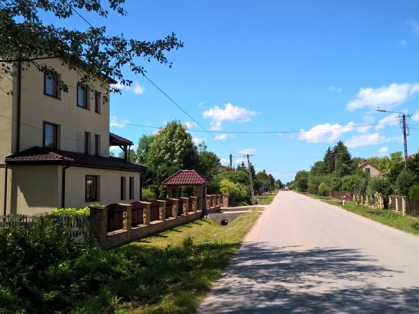 Brzostków - perspektywa od strony szkoły .Kierunek  "nomen omen " zachodni , gdzie swą przyszłość wybrało wielu Brzostkowian .Za pewne wrócą w takiej czy "innej