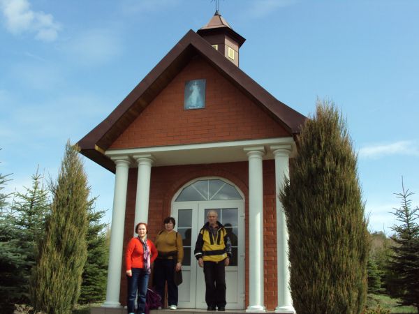 przed / obok: kaplica pw. Miłosierdzia Bożego, wzniesiona w roku 2001 jako wotum wdzięczności za otrzymane łaski przez rodzinę Pałackich.