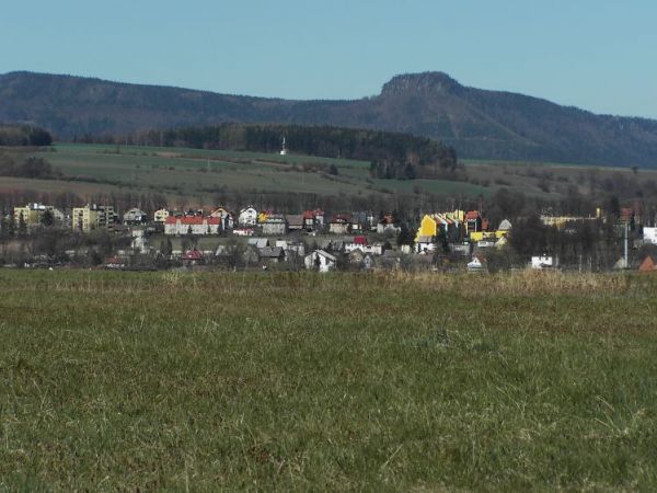 Rdków , a w tle Czeska Górka. Można dojść do niej pieszym przejściem granicznym.