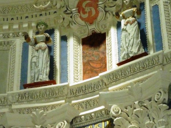 Jedna z najpiękniejszych rezydencji pałacowych w Polsce. Położona 10 km na południe od Przemyśla.  Zamek - pałac powstał w XVI wieku.  Przez kolejne lata rozbud