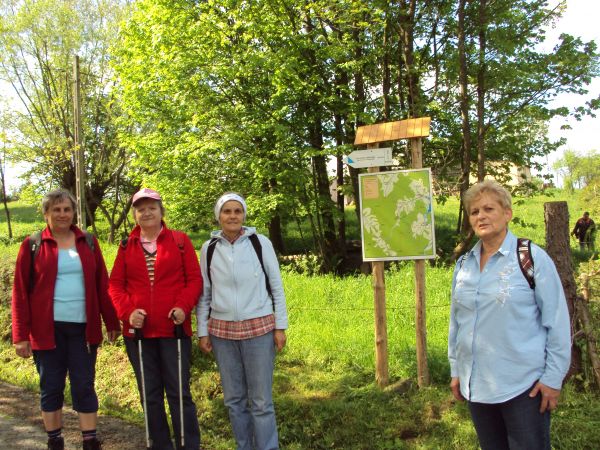 "Optymizm i uśmiech życie upiększają" - przed / obok planszy turystycznej, rajdowcom - odkrywcom niezbędnej, wielce pomocnej.
