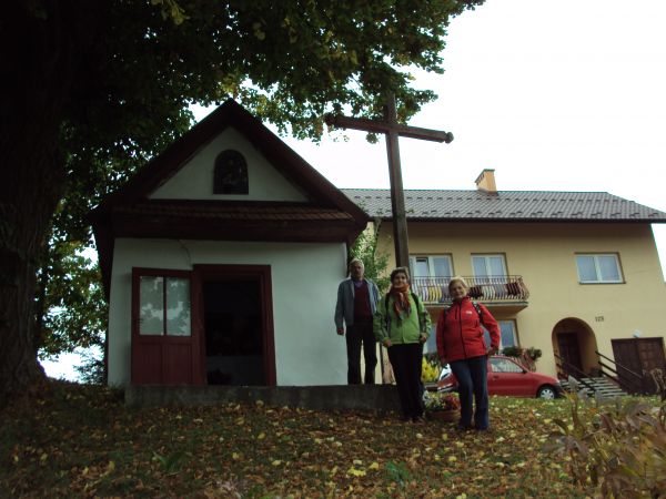 przy kapliczce przydrożnej, domkowej - do kościoła, do Mrzygłodu  /Tyrawy Królewskiej - kiedyś/ daleko, przez las a w zimie jakby jeszcze dalej, toteż przy taki