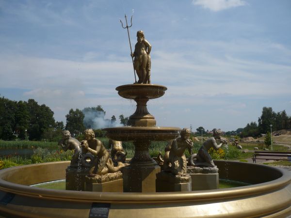 W parku wiele atrakcji:Obserwatorium,min zoo,alejki spacerowe,
zegar słoneczny i fontanna Neptuna na zdjęciu.