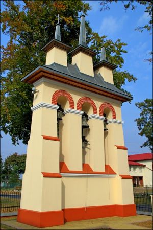 Drewniany kościół parafialny p.w. Matki Boskiej Śnieżnej , zbudowany w 1919 roku wg. projektu inż.arch. Kazimierza Osińskiego.
