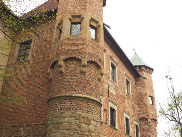 zamek stanowiły trzy piętrowe ceglane budynki osadzane na kamiennym  podmurowaniu, nakryte oddzielnymi czterospadowymi dachami, n/z budynek zachodni flankowały