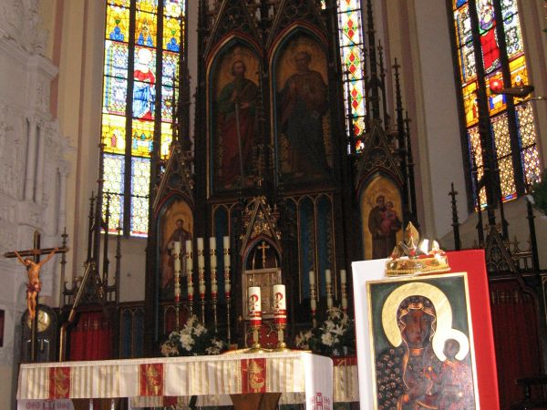 Ołtarz główny kościoła p.w.św .Ap. Piotr i Pawła.