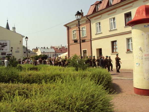sprzed pomnika  "Synom Ziemi Sanockiej" - z Placu św. Jana - po uroczystym apelu i ceremonii złożenia wiązanek na okoliczność obchodów Święta Wojska Polskiego -