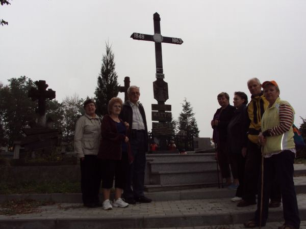 Na wzgórzu zwanym "Terepkowe" stary cmentarz parafialny a na nim pośród nagrobków ziemiaństwa i pracowników kolei zwracają uwagę kaplice grobowe Truskolaskich X