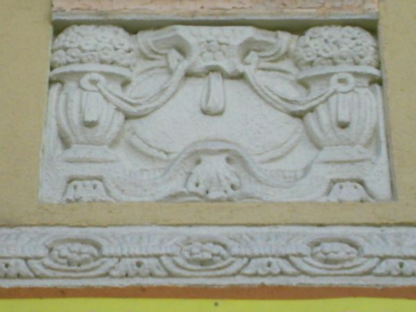 Elementy dekoracyjne pozbawione "wyrazu" po malowaniu elewacji. Akt 1. Facet odpowiedzialny za elementy architektury w mieście zatwierdził to. Teraz chce się za