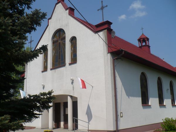 Centrum  Brzostkowa  - kościół  Matki Boskiej Częstochowskiej  zbudowany w 80-tych latach  XX w   . Budowę prowadzono w czasie rządów komunistycznych generałów