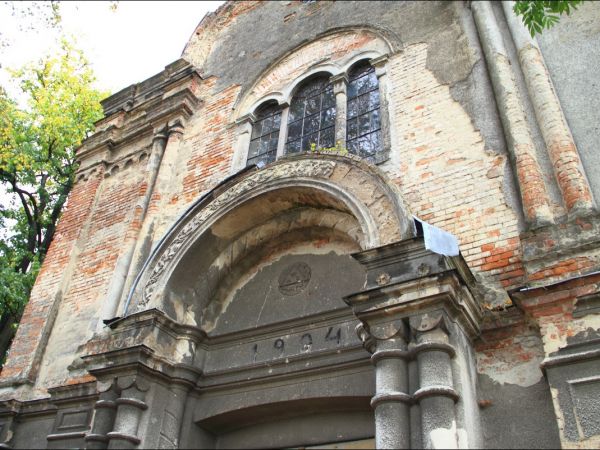 Zrujnowana , murowana cerkiew greckokatolicka , wybudowana w 1904 r. w stylu nowobizantyjskim w Starym Dzikowie. W 2007 r. w jej plenerach kręcono film A. Wajdy