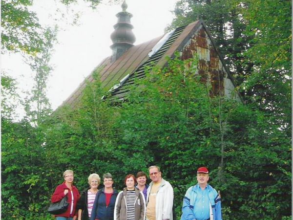 przed: cerkwią pw. Soboru Bogarodzicy, wzniesiona w 1840r., dach dwuspadowy pobity blachą, na kalenicy ośmioboczna wieżyczka na sygnaturkę z baniastą latarnią,