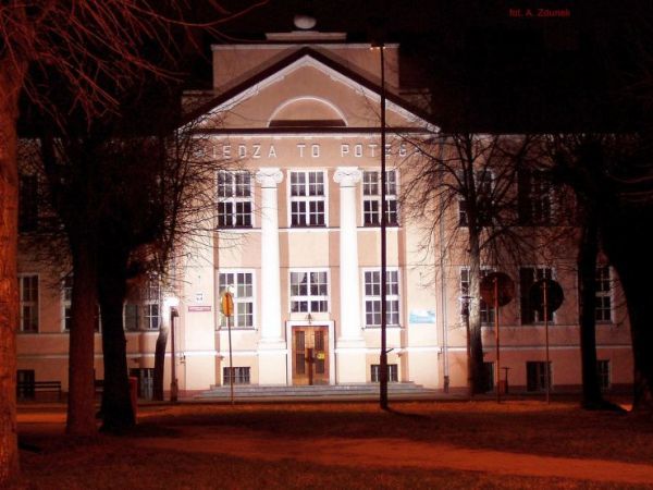 Budynek Liceum Ogólnokształcącego im. Kazimierza Jagiellończyka w Sieradzu (ul. Żwirki i Wigury)