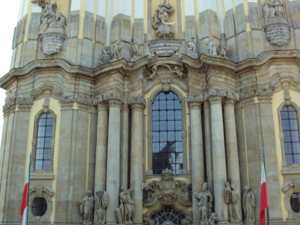 przed fasadą kościoła : Sanktuarium Matki Bożej Łaskawej. W galerii : Opactwo Cystersów, założone w XIII w. a tu : z kościołem stanowiącym jeden z zabytków najc