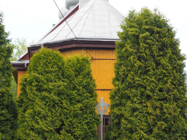 cerkiew pw. Zaśnięcia NMP, wzniesiona w 1879r., po wojnie służy jako kościół.