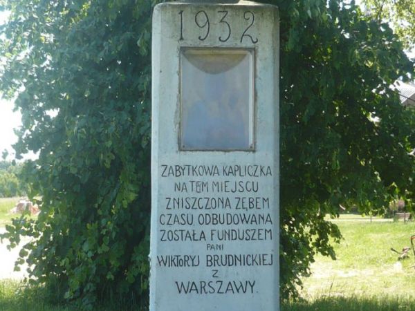 Obok kościoła zabytkowa urocza zabytkowa kapliczka.